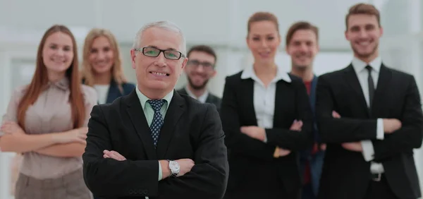 Груповий портрет професійної бізнес-команди, яка виглядає впевнено — стокове фото