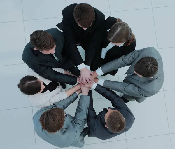 Concept van de team-.standing in een cirkel van vriendelijke bedrijf t — Stockfoto
