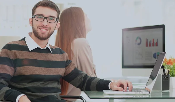 Successul hombre de negocios que trabaja en una oficina soleada moderna. Análisis. —  Fotos de Stock