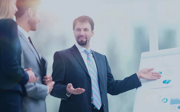 Equipo de negocios discutiendo adquisición en reunión —  Fotos de Stock