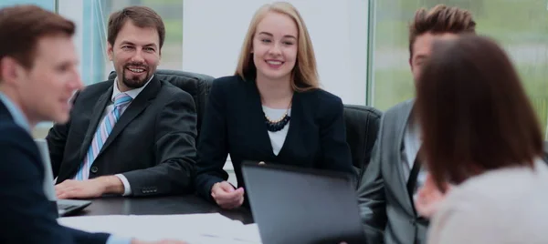 Equipo exitoso de compañeros de trabajo haciendo una gran discusión de la reunión en — Foto de Stock