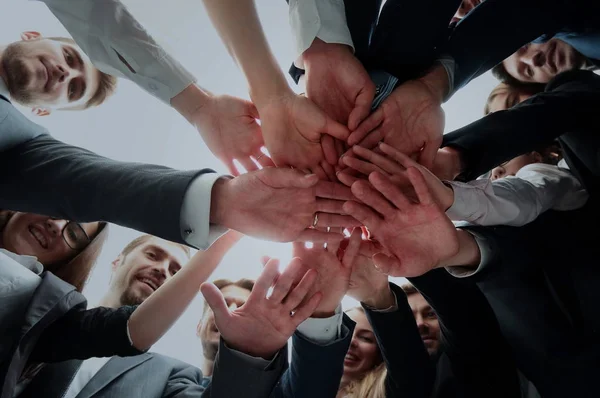 Grande team aziendale di successo che mostra unità con le mani t — Foto Stock