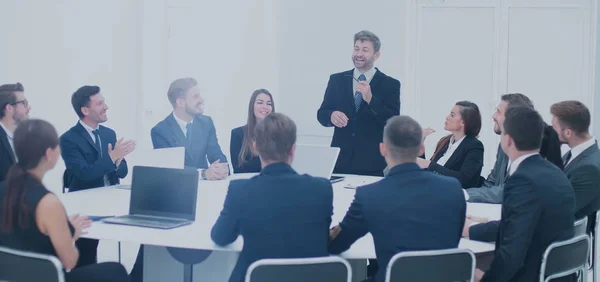 Sonriente jefe con la pluma en la mano, resume la reunión de negocios con — Foto de Stock