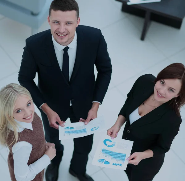 Zwei Geschäftsleute in Formalbekleidung diskutieren etwas. Ansicht von oben — Stockfoto