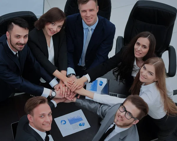 Equipo de negocios mostrando unidad con sus manos juntas —  Fotos de Stock