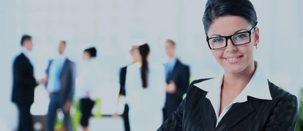 Retrato de una mujer de negocios que se ve feliz y sonriente —  Fotos de Stock