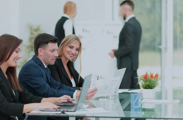 Gerente de la empresa celebra una reunión de trabajo antes de la busine —  Fotos de Stock