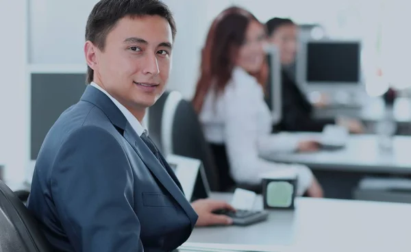 Mitarbeiter, die im sonnigen Büro arbeiten. Erfolgreiches Unternehmerteam — Stockfoto