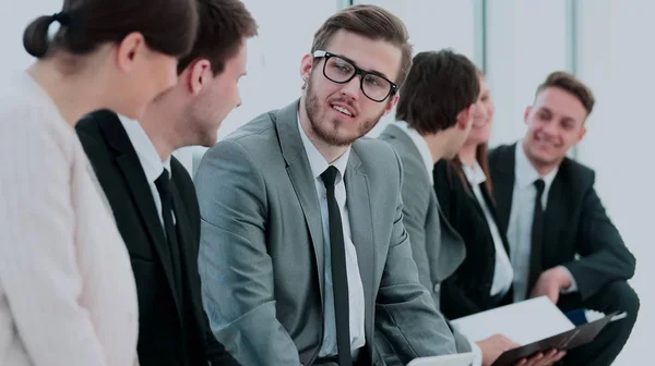 Business-team med laptop och dokument sitter i lobbyn bef — Stockfoto