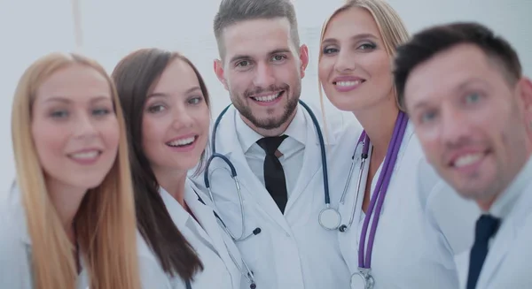 Equipo alegre de médicos y pasantes hacen selfie —  Fotos de Stock