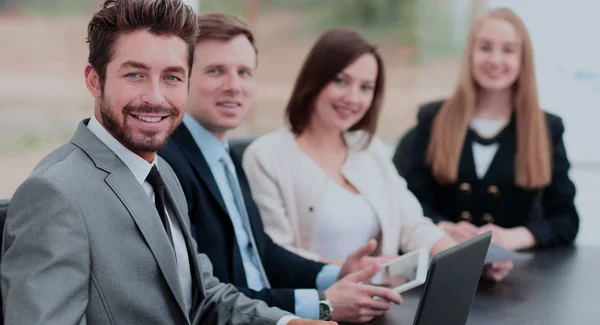 Geschäftskollegen blicken im Büro in die Kamera — Stockfoto