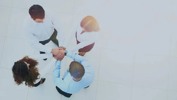 Visão superior de pessoas de negócios com as mãos juntas em um circl — Fotografia de Stock