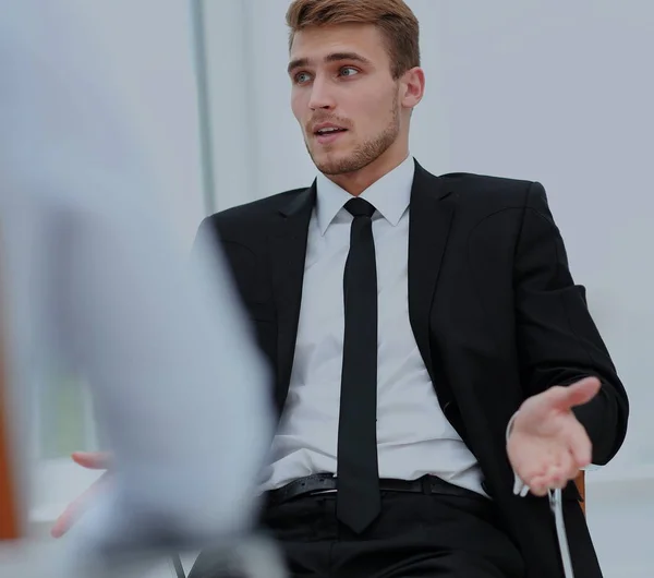 Schöner lächelnder Geschäftsmann im Gespräch — Stockfoto