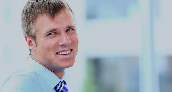 Portret van een knappe casual zakenman glimlachen — Stockfoto