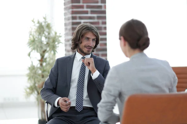 Una conversación relajada de un hombre y una mujer en la oficina —  Fotos de Stock