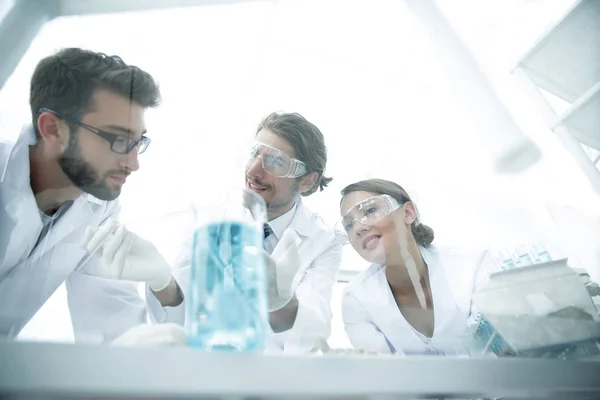 Groep van wetenschappers bezig met een experiment in het laboratorium — Stockfoto