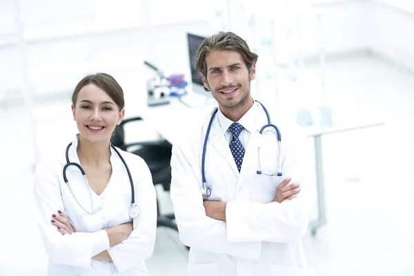 Retrato de dos exitosos médicos profesionales trabajadores en abrigos — Foto de Stock