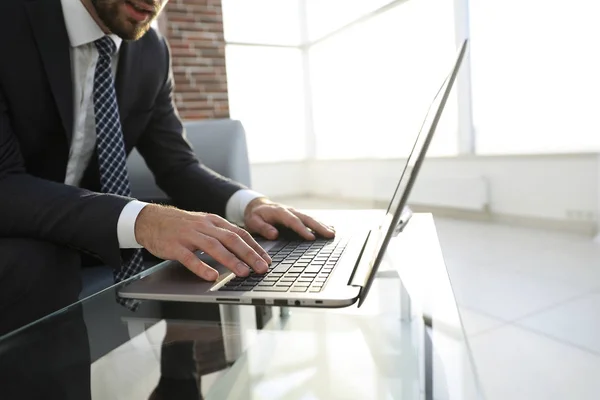 Porträt eines erfolgreichen Geschäftsmannes, der im modernen Büro arbeitet — Stockfoto