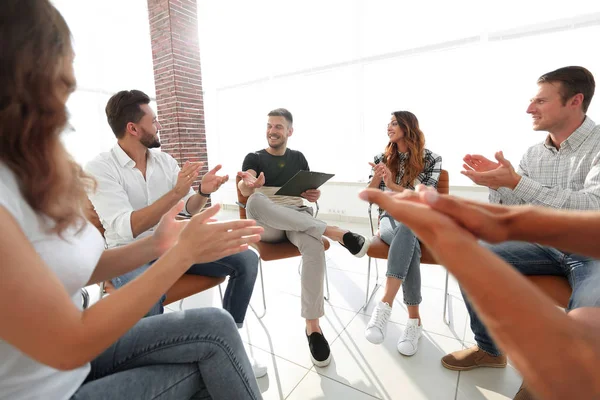 Equipo empresarial aplaudiendo a su director de proyecto — Foto de Stock