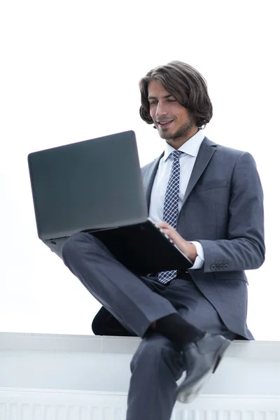 Primo piano. Uomo d'affari di successo che lavora su un computer portatile — Foto Stock