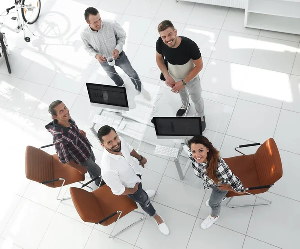 Mitarbeiter von Reisebüros stehen im Büro — Stockfoto