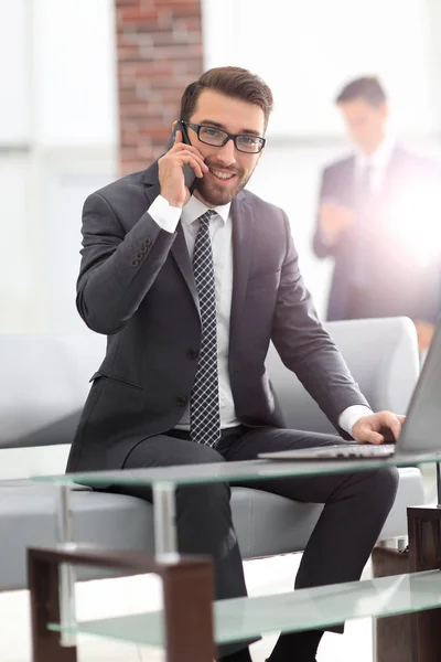 Obraz młodego biznesmena rozmowy na telefon komórkowy z klientami — Zdjęcie stockowe