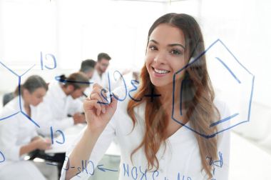 gülümseyen kadın Yardımcısı tahtada bir giriş yapar.