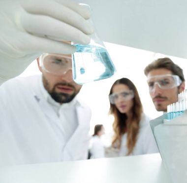 closeup.a grup sıvı cam tüp içinde eğitim bilim adamı