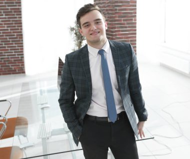 ofiste genç bir yaş portresi