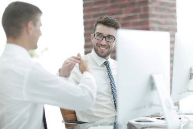 Modern bir ofiste el sıkışma müdürü ve müşterisi