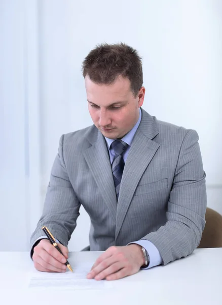 Hombres de negocios firmaron el documento — Foto de Stock