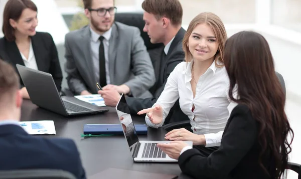 Női alkalmazottak az irodában — Stock Fotó