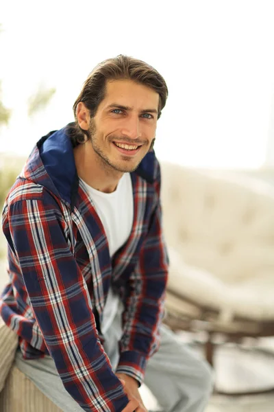 Jovem elegante na camisa xadrez . — Fotografia de Stock