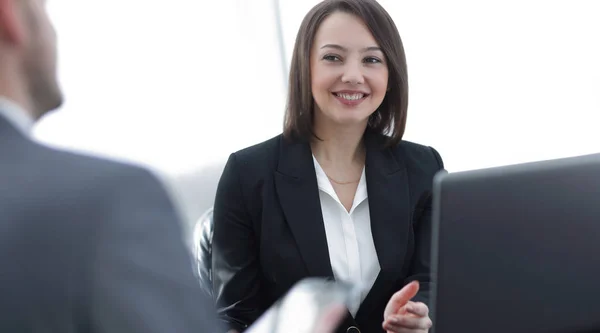 Geschäftsleute arbeiten gemeinsam am Schreibtisch im Büro — Stockfoto