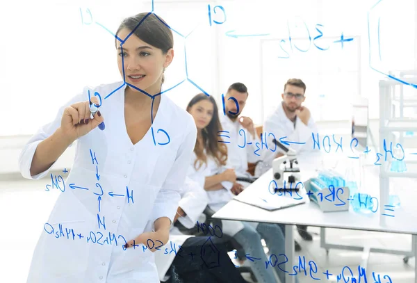 Ver através do Conselho transparente. cientista feminina faz um relatório aos colegas — Fotografia de Stock