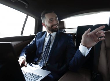 Arabada konuşurken kendinden emin iş adamı