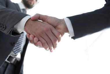 İki iş adamı el sıkışacak.