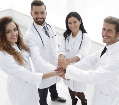 Doktorlar güler yüzlü onların başarısı gösteren