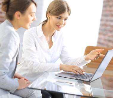 Kadın Yönetici dizüstü bilgisayardan müşteri bilgilerini gösterir..