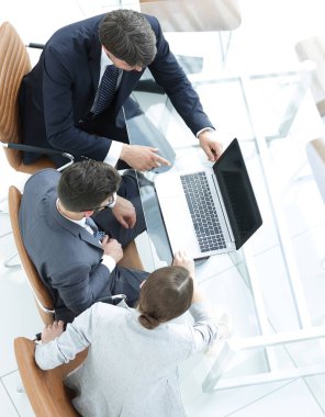 İş takım çalışma masası dizüstü bilgisayar ile çalışma