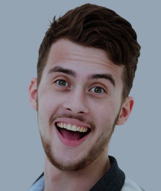 Yakın çekim portre çekici genç adamın gri arka plan üzerinde