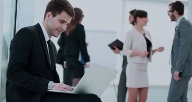 iletişim kavramı: işadamı ahmakça üzerinde laptop ile çalışma