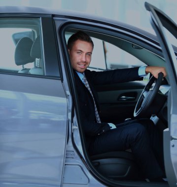 genç adam araba danışman yardımı ile salonunda seçme