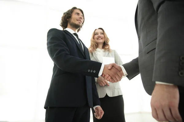 Foto vom Handschlag zweier glücklicher Geschäftsleute — Stockfoto