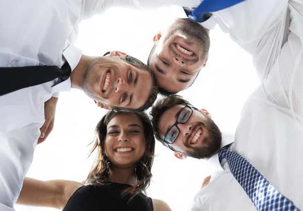 Erfolgreiche Geschäftsleute mit Armen um die Schultern. — Stockfoto