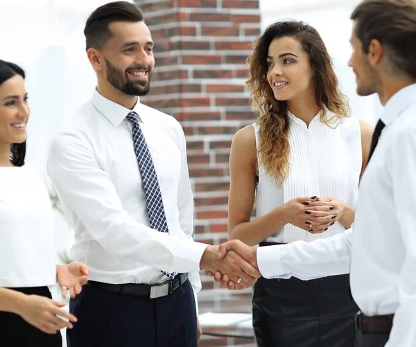 Välkommen och handslag affärspartners. — Stockfoto