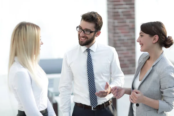 Gruppe von Geschäftsleuten spricht im Büro — Stockfoto