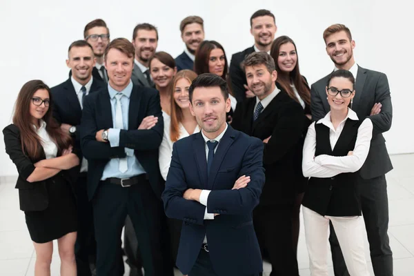 Líder de pie frente a un gran equipo de negocios — Foto de Stock