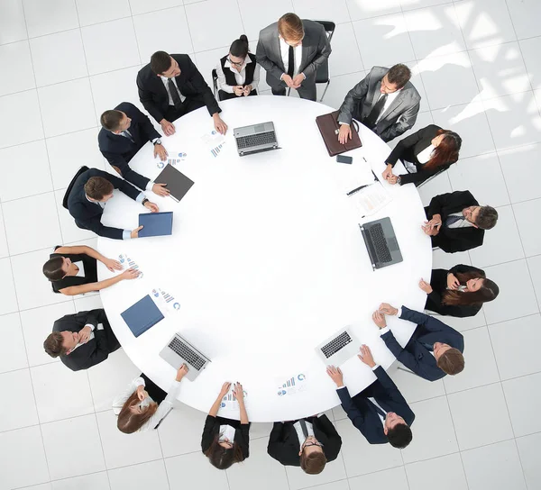Vy uppifrån .meeting affärspartners för runda - bord. — Stockfoto