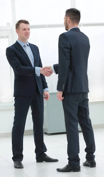 Handshake partnerów finansowych na korytarzu urzędu — Zdjęcie stockowe